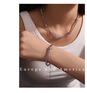 Gotisches Stacheldraht-Set aus Silber mit Halskette und Armband am Modell