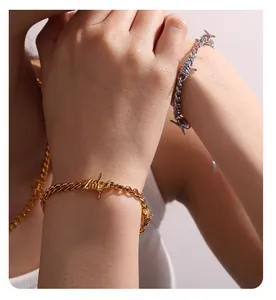 Detailaufnahme von Gothic-Punk-Stacheldraht-Halskette und Armband auf der Haut