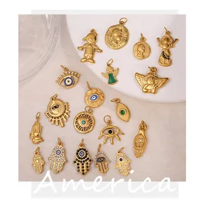 Dettaglio dei ciondoli Mano di Hamsa e Occhio del Male placcati oro 18K su base bianca
