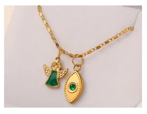 Dettaglio macro del ciondolo angelo placcato oro 18K con smalto verde e occhio