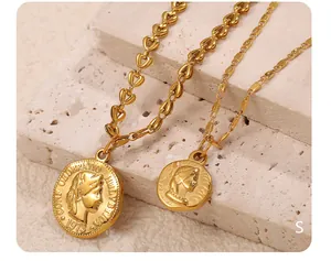 Confronto dettagliato di due ciondoli a moneta placcati oro 18K con ritratto femminile