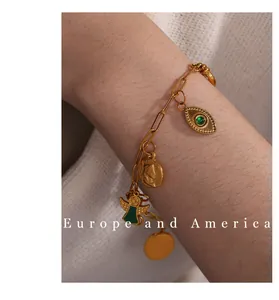 Dettaglio di un bracciale placcato oro 18 carati con occhio del male e ciondoli vintage