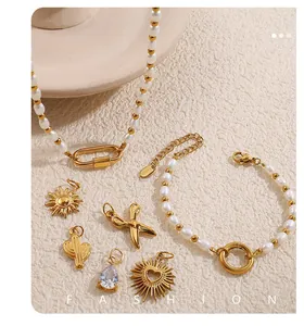 Nahaufnahme vom Perlenarmband mit S.Steel-Anhänger und goldenem Herz-Detail