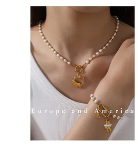 Detailansicht des Perlen-Sets mit goldenem Herzanhänger und Bärenanhänger für Damen