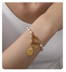 Nahaufnahme Perlenarmband mit Herzverschluss, Oval-Kamee und Stern-quadratischem Anhänger