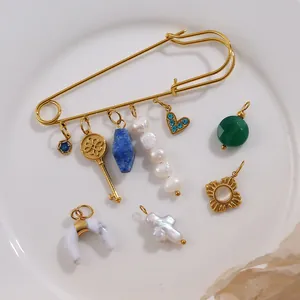 Broche vintage dorado con dijes de perlas, colgantes de corazón y gotas de piedra turquesa
