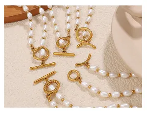 Detalle de pulsera de perlas barrocas de agua dulce con cierre de palanca dorado