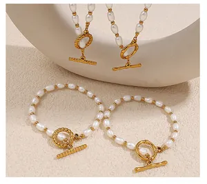 Detalle del conjunto de collar y pulsera de perlas de agua dulce con cierre OT dorado