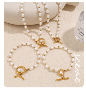 Detalle del conjunto de collar y pulsera de perlas asimétricas con cierre OT dorado fino