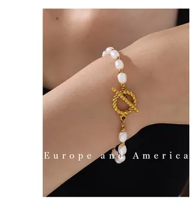Detalle de pulsera de perlas de agua dulce con cierre de palanca OT dorado texturizado
