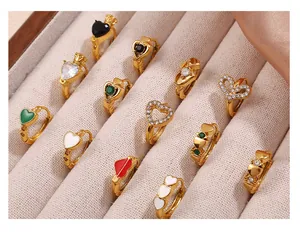 Gros plan de boucles d'oreilles cœur en or serties de zircon et émail multicolore