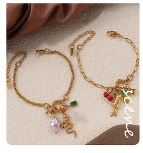 Λεπτομέρεια από επιχρυσωμένα βραχιόλια 18K με πολύχρωμα ζώδια και μαργαριτάρια