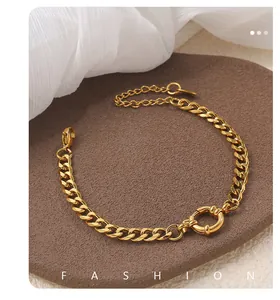 Λεπτομέρεια από χρυσό βραχιόλι 18K με στρογγυλή αγκράφα και ρυθμιζόμενο κούμπωμα καβούρι