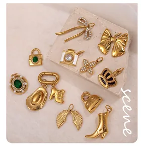 Vista macro di vari ciondoli in acciaio inossidabile placcato oro 18K con strass eleganti