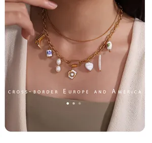 Dettaglio collana a strati oro 18K con perle barocche e ciondoli vintage su modella