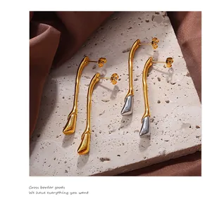 Détails de boucles d'oreilles gouttes irrégulières dorées 18K sur soie et pierre