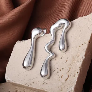 Boucles d'oreilles argentées abstraites en forme de larme sur pierre et soie plissée