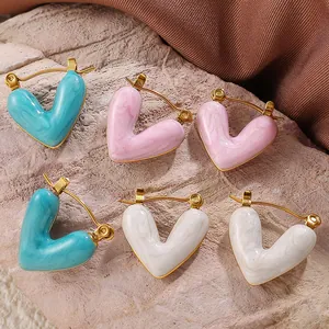 Chique hartvormige emaille oorbellen in blauw, roze en wit met een gouden sluiting