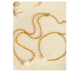 Détail de l'ensemble collier et bracelet doré avec perles baroques élégantes