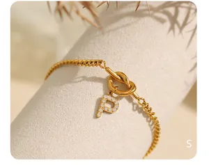 Detailopname van gouden letter P-hanger met zirkonia op 18k vergulde schakelketting