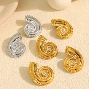 Pendientes de concha en espiral bañados en oro y plata con perlas brillantes