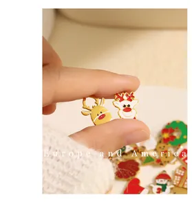 Detailansicht der DIY Weihnachtsanhänger mit Rentier und Schneemann mit Goldbeschichtung