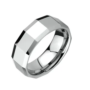 Herren Wolframstahl-Ring mit geometrischem Facettenschliff in Silber-Optik auf Weiß