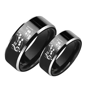 Bague en carbure de tungstène avec notes de musique blanches sur surface noire
