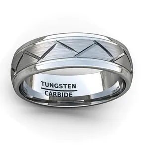 Détail macro d'une bague en carbure de tungstène avec surface brossée et gravure