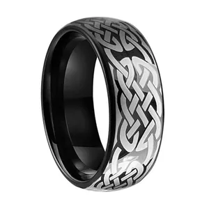 Bague pour homme en tungstène noir avec motif de nœud celtique argenté sur fond blanc