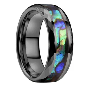Makro-Detail des facettierten schwarzen Wolframrings mit farbiger Perlmutt-Einlage