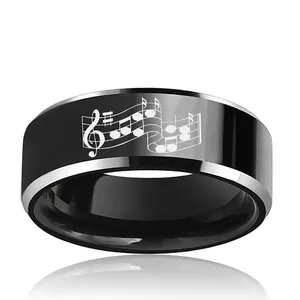 Bague en tungstène noir avec bords biseautés argentés et motifs de notes de musique
