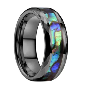 Schwarzer Wolframring mit facettiertem Rand und bunt schillernder Muscheleinlage