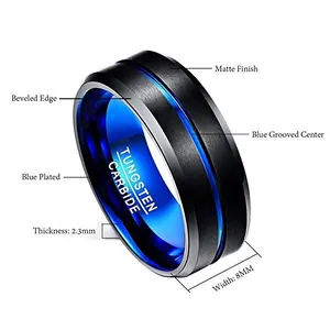 Vue macro d'une bague en tungstène noir mat 8mm avec rainure bleue et bords biseautés