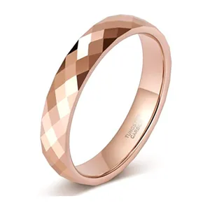 Roségoldener Wolframkarbid Ring mit facettiertem Design und Innen gravierter Oberfläche