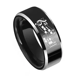 Détail d'une bague en acier tungstène avec revêtement noir et motifs musicaux