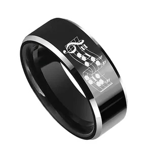 Bague musique en acier tungstène avec notes gravées et bord biseauté argenté