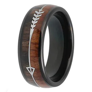 Wolfraamstalen ring met houten inleg en zilveren pijlontwerp op een zwarte band