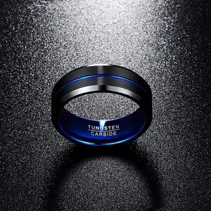 Bague pour homme en tungstène noir mat avec rainure centrale et intérieur bleu poli