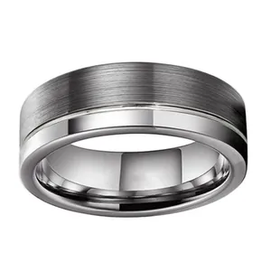 Bague pour homme en tungstène avec finition grise brossée et base en argent poli