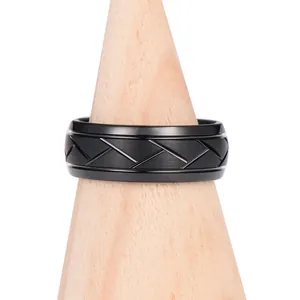 Herrenring aus schwarzem Wolfram mit gebürstetem Finish und geometrischem Fischgrätenmuster