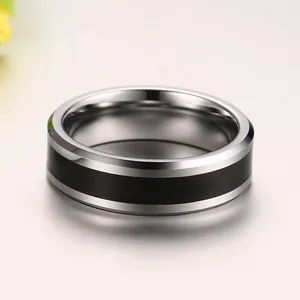 Bague pour homme 6mm en tungstène argenté avec insert noir mat et bords biseautés