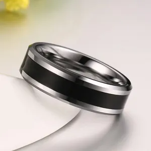 Bague en tungstène 6mm avec bords argentés polis et bande centrale noire mate élégante