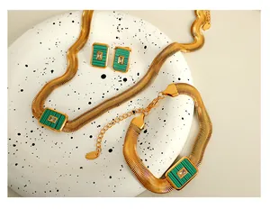 Detailset aus flacher Schlangenkette und Armband mit grünen rechteckigen Muschelanhängern