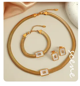 Detailsatz aus goldener Schlangenkette mit passendem Armband und Muschelohrringen