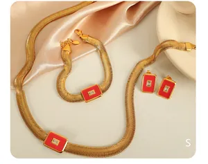 Set aus goldener Schlangenkette, Armband und Ohrringen mit rotem Zirkon und Emaille