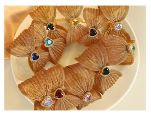 Detalle de joyas con lazos de malla dorada y gemas coloridas en forma de corazón