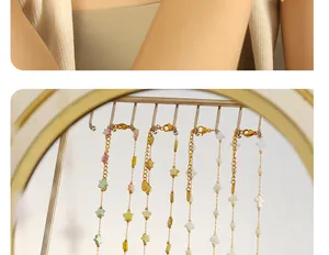 Détails de parure en perles de nacre avec chaînes dorées et pendentifs étoiles