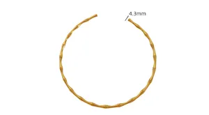 Detailansicht der 18 Karat Gold-Bambustextur auf einem minimalistischen Edelstahlhalsreif