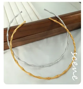 Detailansicht der bambusförmigen Gold- und Silber-Edelstahlreifen auf einem Display